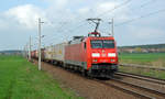 152 081 schleppte am 04.04.17 einen Containerzug durch Rodleben Richtung Roßlau.