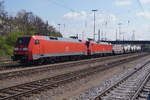 DB: Überraschungsbild der BR 152 133-5 und der BR 152 190-5 vor einem langen, schweren mit Betonelementen für den Tunnelbau beladenen Blockgüterzug. In Pforzheim Hbf wurde der gesamte, spezielle Güterzug am 28. April 2017 mit drei Aufnahmen dokumentiert.
Foto: Walter Ruetsch