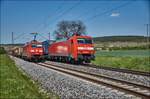 152 050-1 passiert am 10.05.2017 mit einen Walterzug den stehenden 152 088-1,gesehen bei Retzbach-Zellingen.