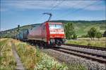 152 003-0 ist am 05.07.2017 mit einen Walterzug bei Thüngersheim in Ricgtung Süden unterwegs.