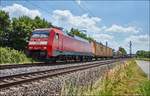 152 141-8 ist mit einen gemischten Güterzug bei Thüngersheim am 05.07.2017 unterwegs.