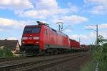 152 115-2 DB als gemischter Gz fährt in Zscherben, Angersdorfer Straße, auf der Bahnstrecke Halle–Hann.