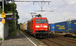 152 113-7 DB kommt mit einem Containerzug aus Norddeutschland nach Krefeld und fährt durch Duisburg-Rheinhausen-Ost  in Richtung Krefeld.