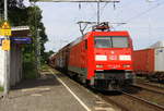 152 143-4 DB  kommt mit einem  Audi-VW-Skoda-Zug aus Osnabrück nach Kortenberg-Goederen(B) und fährt durch Duisburg-Rheinhausen-Ost in Richtung