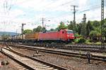 Am 18.06.2016 fuhr 152 060-0 mit einem KLV am Rangierbahnhof von Koblenz Lützel während des Sommerfestes vom DB Museum gen Norden vorbei.