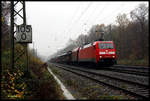 Am 21.11.2017 war 152045 auf der Rollbahn unterwegs. Um 12.49 Uhr passierte sie mit ihrem Güterzug Richtung Osnabrück den Kilometer 105 bei Natrup Hagen.