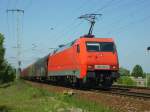 Diese 152 hat so eben das Kreuz Biesdorf hinrer sich gelassen und fhrt nun am Fugngerweg in der Nhe vom Eichgestell entlang  19.5.2007 14:00 Uhr