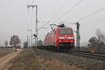 Mit einem leeren Containerzug fuhr am 20.12.2016 die 152 006-3 nördlich von Müllheim (Baden) auf der KBS 703 in Richtung Basel.