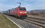 152 090-7 ist am 07.02.2018 mit einen Walterzug bei Würzburg/Süd in Richtung Süden unterwegs.