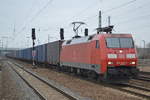 152 049-3 mit Containerzug am 17.02.18 Bf. Flughafen Berlin-Schönefeld.