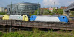 Die Lokomotiven 185 522-0 und 152 197-0 von ITL ziehen einen Güterzug im April 2014 in Dresden.