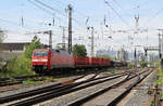 DB Cargo 152 013 erreicht in wenigen Sekunden die Main-Neckar-Brücke.
Aufgenommen am 24. April 2018 in Frankfurt am Main.