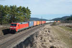 152 062 mit einem Containerzug Richtung Nürnberg bei Parsberg, 04.03.2017