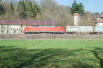 Mitzieher auf 152 074, welche mit einem Containerzug bei Harrbach Richtung Gemünden unterwegs war, 16.03.2017