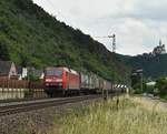 Mit der Marksburg im Hintergrund ist hier die 152 037-8 in Braubach mit ihrem Klv zu sehen am Samstag den 16.6.2018