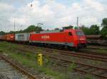 152 098 mit kurzem Containerzug am 5.6.2007 in der berholung in Verden