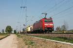 Mit einem bunten Containerzug fuhr am 11.04.2017 die 152 004-8 nördlich von Müllheim (Baden) über die KBS 703 durchs Markgräflerland in Richtung Basel.