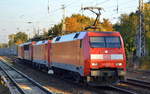 DB Cargo Kunterbunt-Lokzug mit Zuglok  152 078-2  [NVR-Number: 91 80 6152 078-2 D-DB] mit   189 015-1  [NVR-Number: 91 80 6189 015-1 D-DB] + Rpool 155 141-5 (91 80 6 155 141-5 D-Rpool) +  185 214-4  [NVR-Number: 91 80 6185 214-4 D-DB] am Haken am 11.10.18 Berlin-Hirschgarten.