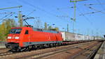 DB Cargo Deutschland AG mit  152 123-6  [NVR-Number: 91 80 6152 123-6 D-DB] und KLV-Zug (DB/SCHENKER Trailer) am 05.10.18 Bf. Flughafen Berlin-Schönefeld.