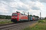 Mit einem langen Containerzug fuhr am 20.07.2017 die 152 146-7 südlich von Buggingen durchs Markgräflerland in Richtung Freiburg (Breisgau).