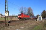 DB 152105-3 passiert hier auf dem Weg in Richtung Ruhrgebiet an der Leedener Mühle am 14.2.2019 um 14.12 Uhr den BÜ 103.