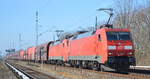 DB Cargo Deutschland AG mit der Doppeltraktion  152 145-9  [NVR-Number: 91 80 6152 145-9 D-DB] +   152 038-6  [NVR-Number: 91 80 6152 038-6 D-DB] mit Erzzug aus Hamburg auf dem Berliner Außenring Höhe Mönchmühle bei Berlin, 25.02.19