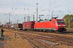 Einfahrt am 04.10.2017 von 152 139-2 mit einem langen Containerzug in den Badischen Bahnhof von Basel in Richtung Rangierbahnhof Muttenz, wo sie ihren Zug an eine Lok von SBB Cargo abgeben wird. (Fotostandpunkt von öffentlich zugänglichen Parkplatz)