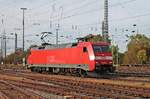 Nachdem die 152 015-4 am Nachmittag des 04.10.2017 durch den Badischen Bahnhof von Basel in Richtung Weil am Rhein fuhr, ist sie nun wieder zurück unterwegs in Richtung Rangierbahnhfo Muttenz, um wieder einen Güterzug gen Deutschland zu bespannen. (Fotostandpunkt von öffentlich zugänglichen Parkplatz)