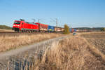 152 105 mit einem Autoteilezug bei Oberdachstetten Richtung Würzburg, 15.10.2018