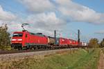 Mit einem bunten KLV fuhr am Morgen des 30.10.2017 die 152 129-3 bei Hügelheim durchs Markgräflerland in Richtung Schweiz.