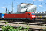 Traxx BR 152 056-8 wartet im Würzburger Hbf vor Grün mit einem Containerzug.