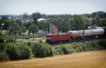 152 034-5 mit passiert mit Güterzug die Kleinstatd Belm bei Osnabrück in Fahrtrichtung Bremen am 07.07.2019 .