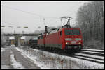Mit 140028 und einem Güterzug am Haken muss hier am 20.2.2005 die 152145 im Bahnhof Natrup Hagen in das Ausweichgleis, um wenig später eine Überholung vorbei zu lassen.