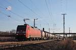 Mit einem langen Containerzug, welcher hauptsächlich Tankcontainer geladen hatte, fuhr am Nachmittag des 14.03.2018 die 152 143-4 durch die Überholgleise von Müllheim (Baden) in