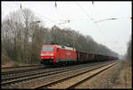 152059 fährt hier am 18.03.2006 um 16.23 Uhr mit einem Güterzug in Richtung MÜnster durch den damals noch viergleisigen Bahnhof Natrup Hagen. Im Oktober 2019 wurde der Bahnhof auf die zwei Durchgangsgleise zurück gebaut!