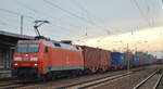 DB Cargo AG [D] mit  152 057-6  [NVR-Nummer: 91 80 6152 057-6 D-DB] und Containerzug Richtung Frankfurt/Oder am 12.11.19 Bf. Flughafen Berlin Schönefeld. 