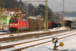 Lok 152 151 fährt am 16. Februar 2012 mit einem Güterzug aus Saalfeld durch den Bahnhof Kronach