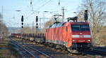 DB Cargo AG [D] mit  152 043-6  [NVR-Nummer: 91 80 6152 043-6 D-DB] und einem Ganzzug Drehgestell-Flachwagen (leer) am 17.01.20 Bf. Saarmund.