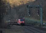 Durch Zwingenberg Neckar kommt die 152 075-6 mit leeren Autotransportwagen am Abend des 6.2.2020 gen Mosbach gefahren.