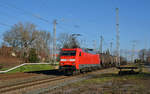 Mit einem kurzen Kesselwagenzug rollt 152 013 am 05.02.20 durch Peißen Richtung Halle(S).