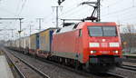 DB Cargo AG [D] mit  152 002-2  [NVR-Nummer: 91 80 6152 002-2 D-DB] und Taschenwagenzug am 20.02.20 Durchfahrt Bf. Golm (Potsdam).