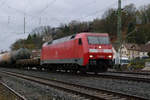 19. November 2015, Bei novembermäßig schlechten Lichtverhältnissen fährt Lok 152 003 mit einem Güterzug in Richtung Saalfeld durch den Bahnhof Kronach .