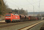 19. März 2010, Lok 152 007 fährt mit einem Güterzug aus Saalfeld in Richtung Lichtenfels durch den Bahnhof Kronach.