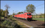 DB 185231-8 hat hier am 23.04.2020 um 9.34 Uhr auf der Rollbahn bei Hasbergen bei der Fahrt in Richtung Osnabrück nicht nur den schweren EZ 51512 am Haken sondern nimmt auch noch die abgebügelte 152147-5 mit.