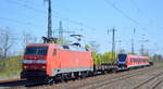 DB Cargo AG [D] mit  152 034-5  [NVR-Nummer: 91 80 6152 034-5 D-DB] und der Überführung eines neuen ET 490 für die Hamburger S-Bahn (NVR soweit erkennbar 0 490 603-8 D-DB.....) kommt kurz zum Personalwechsel im Bf. Saarmund zum Halt bevor es weiter ging, 21.04.20    