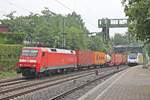 Durchfahrt am veregneten Nachmittag des 06.07.2019 von 152 141-8 mit einem langen Containerzug aus dem Hamburger Hafen durch den Bahnhof von Hamburg Harburg in Richtung Rangierbahnhof Maschen. Rechts ist die LNVG/start 246 008-7 mit ihrem Zug nach Cuxhaven zusehen, welche auf die Abfahrt wartete.