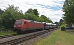 152 005-5, na klickt es da beim Einen oder Anderen? Für alle anderen, so sieht die CLAAS Werbelok heute aus, sie ist hier mit einem Audi-Zug am Mittag des 30.6.2020 in Neckargerach gen Heidelberg