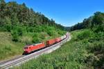 152 127 mit einem Containerzug am 06.08.2020 bei Sinngrün.