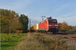 Mit dem neuen DHL-Containerzug von Großbeeren nach Frankfurt(M) rollt 152 057 am 25.10.20 durch Greppin Richtung Bitterfeld.