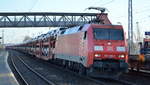 DB Cargo AG [D] mit  152 088-1  [NVR-Nummer: 91 80 6152 088-1 D-DB] und PKW-Transportzug (fabrikneue SKODA Modelle aus Tschechien) kommt kurz zum Personalwechsel im Bf.